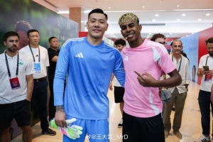 华体会入口-王大雷：开心能参与到校园足球高中联赛总决赛