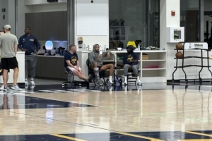 ☺️心系印城！养伤的哈利伯顿观战步行者夏联球队训练