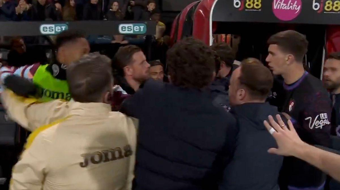 赛后大乱斗！亨德森火爆对喷对方教练，被队友死死拉住|乔丹·亨德森|布伦特福德|伯恩茅斯|斯库特·亨德森|安德鲁斯_新浪体育_新浪新闻