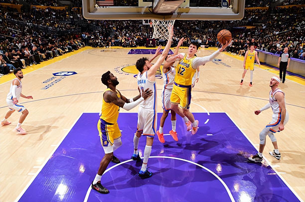 华体会入口-能力实在是太平庸了，但侧翼新星竟然能够在湖人坐上先发位置？